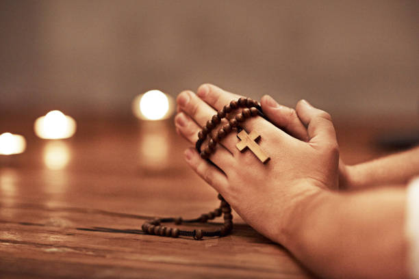oraciones poderosas persona rezando